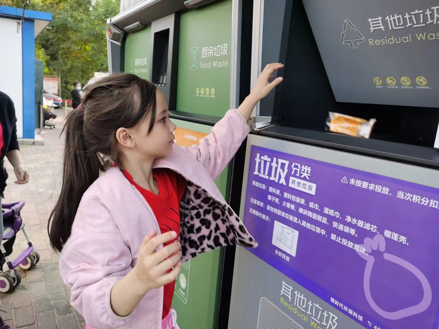 高科技與高顏值并存的智能垃圾分類箱，你身邊有了嗎？